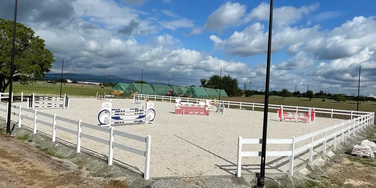 Aussenreitplatz Ebbe-Flut-System mit Flutlicht Aussenreitplatz Ebbe-Flut-System mit Flutlicht