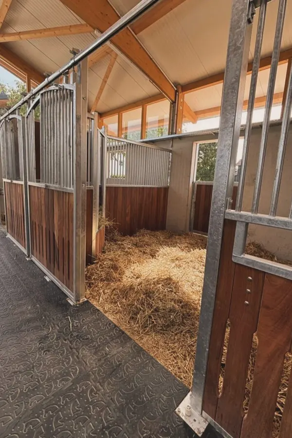 Boxen mit Stroheinstreu